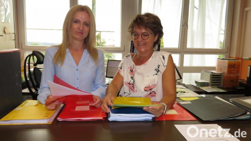 Die neue Rektorin, Sabine Graser (links) hat mit der Schulsekretärin Manuela Meyer-Dorn eine Menge zu besprechen. Sie nutzt die Tage vor Schulbeginn, um sich in ihrem neuen Umfeld einzurichten. Bild: ubb