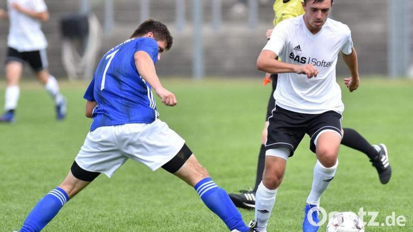 Die SpVgg SV Weiden II um Maximilian Geber (rechts) muss am Samstag beim 1. FC Schwarzenfeld ran. Bild: A. Schwarzmeier