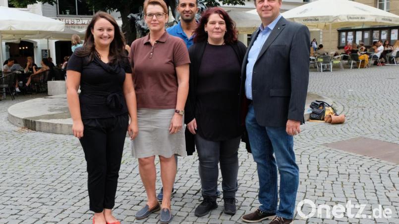 Sie helfen neu Zugewanderten für das Leben im Alltag auf die Sprünge (von links): Christina Gerl (Stadt Amberg), Irina Huber (Caritas), Soufiane Mouncir (Bildungswerk), Sylvia Benjamin (Caritas) und Andreas Hermann (Lions-Club). Bild: Stadt Amberg, Thomas Graml