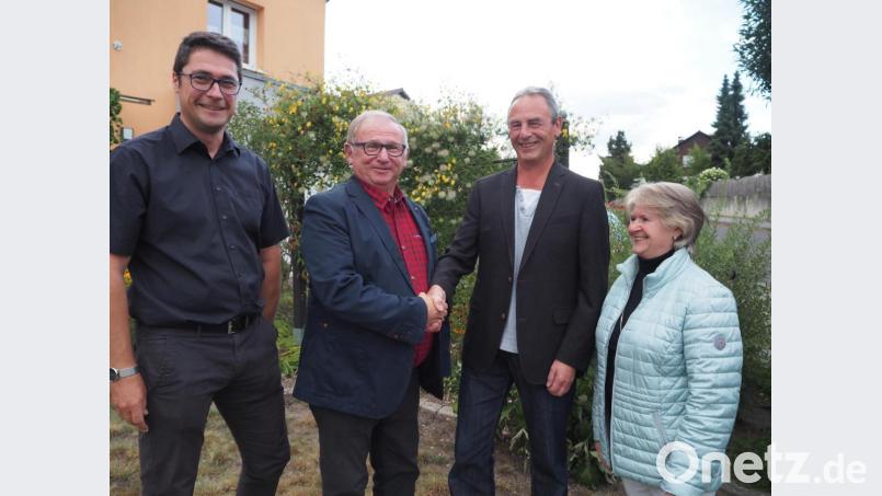 Zu den zahlreichen Gratulanten beim 60. Geburtstag von Josef Arnold (zweiter von rechts) gehören auch Armin Aichinger (von links), Heinrich Maier (zweiter von links) und Gabi Fröhlich (rechts). Bild: krb