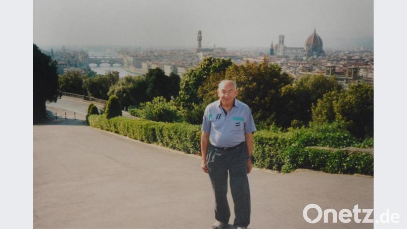 Reiseleiter Josef Pollak vor der Kulisse von Florenz. Bild: Gabi Schönberger
