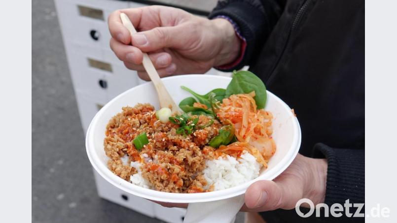 Ein Mann hält eine «Bulgogi Beefy Bowl», bestehend aus Sojafleisch, Kimchi, Daikon, Spinat und Reis in den Händen. Bild: Sven Braun/dpa-Zentralbild/dpa