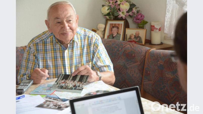 Josef Pollak hat Unterlagen und Bilder aller Reisen, die er seit 50 Jahren leitet, säuberlich dokumentiert. Bild: Gabi Schönberger