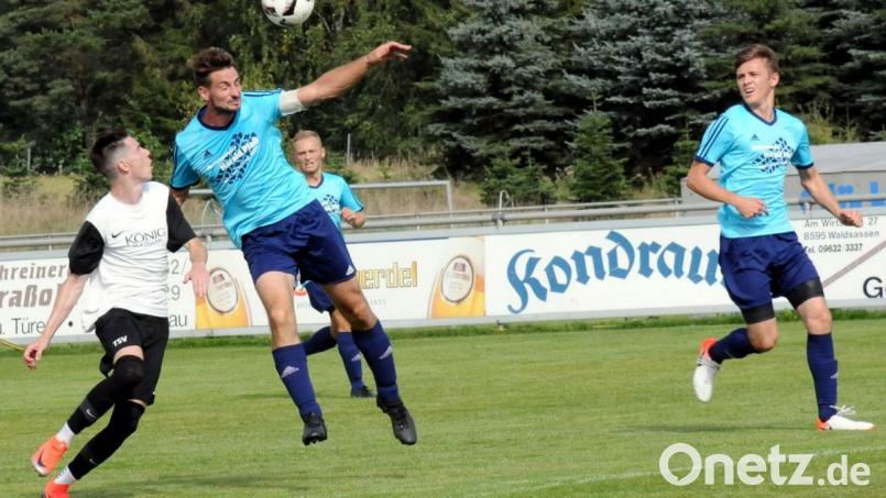 Am vergangenen Sonntag erkämpfte sich der TSV Konnersreuth gegen den TSV Thiersheim nach einem 0:2-Rückstand noch ein 2:2. Hier klärt Tobias Wenisch (Zweiter von links) vor Gästespieler Patrick Lima. Am Sonntag empfangen die Konnersreuther den Tabellenführer VfB Arzberg. Bild: hho
