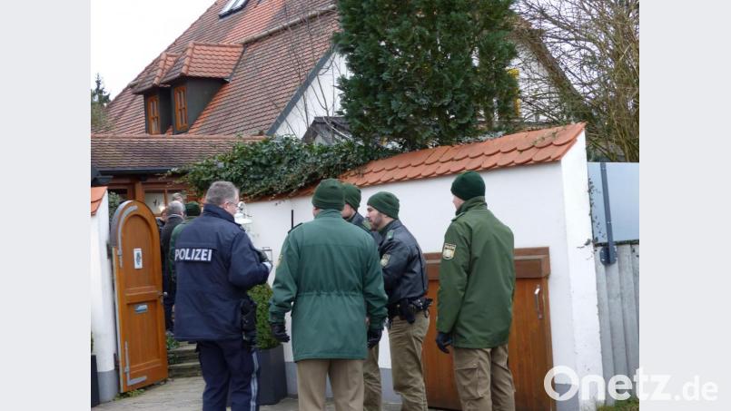 Mit einem Großaufgebot an Polizei wurden in und um das Anwesen die Ermittlungen im Mordfall Loew aufgenommen. Archivbild: Völkl