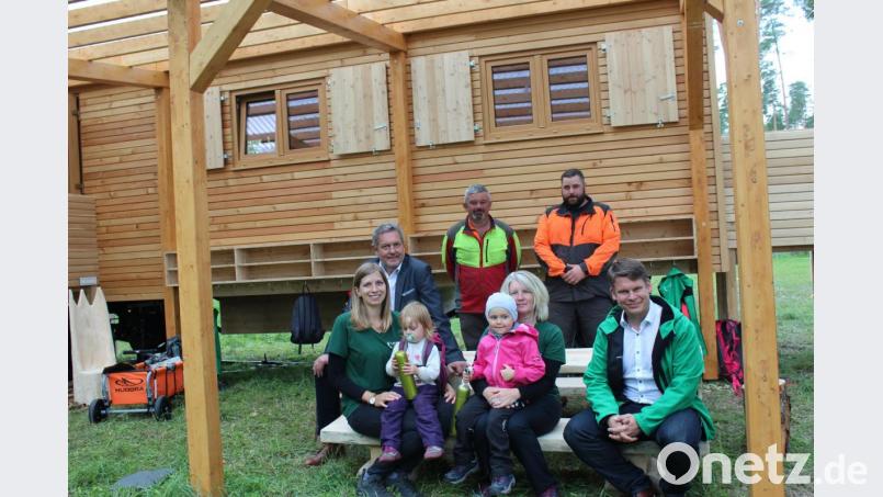Mit drei Kindern startete am Montag der Waldkindergarten Hohe Tanne. Bürgermeister Joachim Neuß und der Geschäftsführer von Learning Campus, Benjamin Zeitler, besuchten die Gruppe am Donnerstag. Mit im Bild die Erzieherinnen Kerstin Looshorn und Theresa Malina (links) sowie die städtischen Waldarbeiter Matthias Ochs (rechts) und Matthias Lauber. Bild: cs