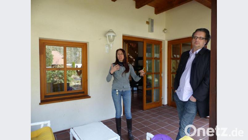Silvia Loew und ihr Rechtsanwalt Robert Hankowetz - hier vor dem Fenster, durch das der Täter ins Haus gelangte - gingen bereits im März 2015 in die Offensive. Archivbild: Völkl