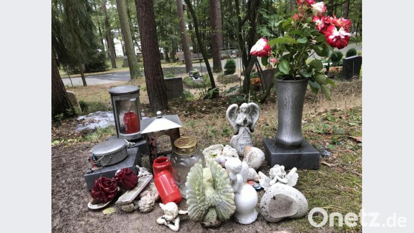 Abgeräumt: Nach dem Löscheinsatz stehen die Grabutensilien neben der Ruhestätte am Waldfriedhof. Bild: Gabi Schönberger