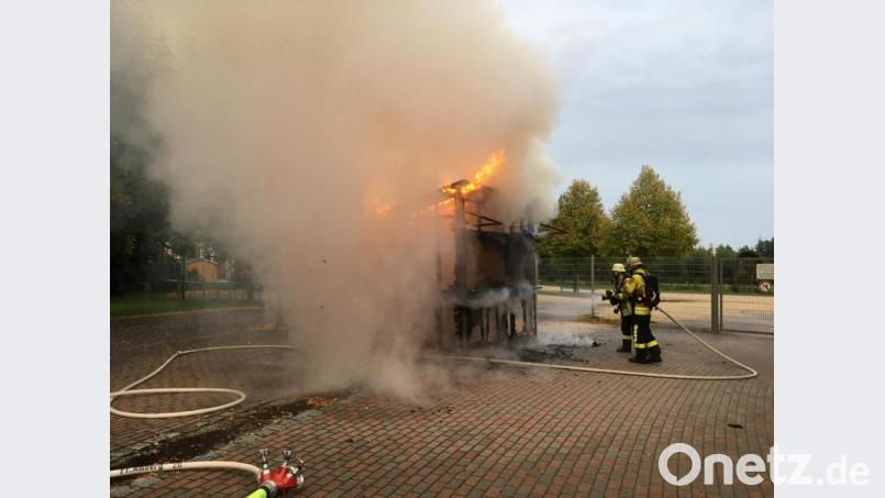 Das ehemalige hölzerne Kassenhäuschen am Eingang zum Landesgartenschaugelände in der Bruno-Hofer-Straße brannte am Samstag gegen 19.15 Uhr völlig aus. Als Brandstifter gilt ein 37-Jähriger. Die Feuerwehr Amberg rückte mit dem Löschzug an und löschte die Überreste des Häuschens mit einem C-Rohr. Bild: Feuerwehr Amberg