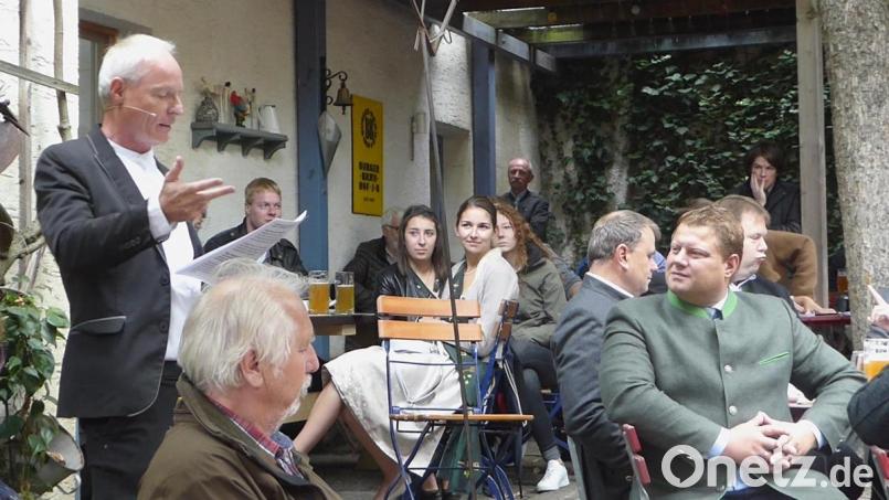Norbert Neugirgs literarische Beiträge zur Eröffnung des Zoigltags im &quot;Gloser&quot;-Biergarten. Bild: Schönberger, Ferdinand [fsb]