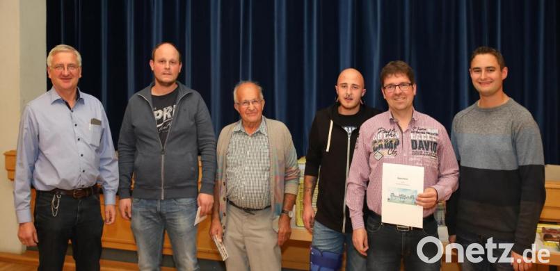 Marco Vollath (zweiter von rechts) gewann den Hauptpreis beim CSU-Preisschafkopf. Mit auf dem Bild (von links) CSU-Ortsvorsitzender Johannes Reger mit den weiteren Gewinnern Matthias Wächter, Rudi Schinner und Trostpreis-Gewinner Christian Duschl sowie JU-Ortsvorsitzender Matthias Fütterer. Bild: njn