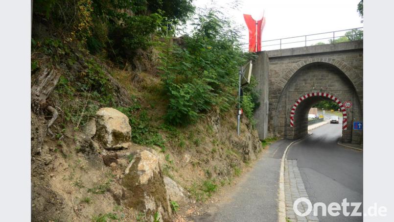 Der einstige Aufstieg des Johannessteiges (links) ist nur noch zu vermuten. Die Treppen sind entfernt, die Steine haben sich als Folge von Frost gelöst. Bild: bey