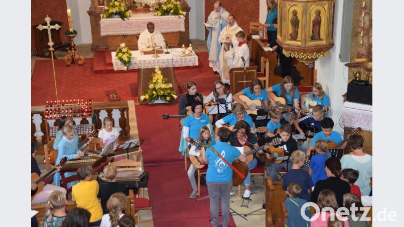 Die Vielzahl an Gitarren und anderen Instrumenten ist schon beeindruckend. Die Gitarrengruppe von Rita Butz gestaltete auch heuer wieder die Schülermesse auf dem Mausberg, die Pfarrer Moses Gudapati aus Wutschdorf (hinten Mitte) zelebriere. Bild: swo
