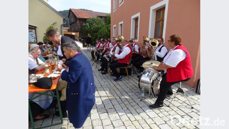 Die Blaskapelle und Gäste rund um den Marktbrunnen. Bild: hl