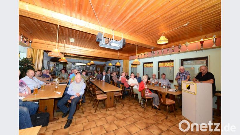 Horst Welsch und Manfred Riebl (von links) erläutern den Zuhörern die Geschehnisse um den Erhalt und die Wiederherstellung des Johannessteiges. Bild: bey