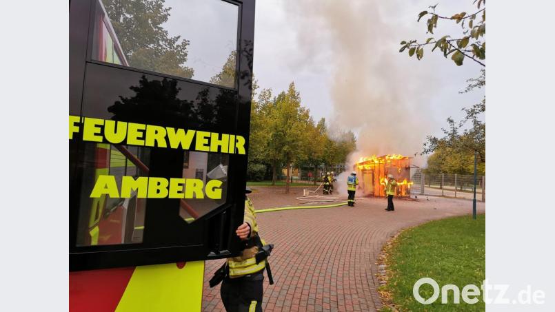 Das ehemalige hölzerne Kassenhäuschen am Eingang zum Landesgartenschaugelände in der Bruno-Hofer-Straße brannte am Samstag gegen 19.15 Uhr völlig aus. Als Brandstifter gilt ein 37-Jähriger. Die Feuerwehr Amberg rückte mit dem Löschzug an und löschte die Überreste des Häuschens mit einem C-Rohr. Bild: piam