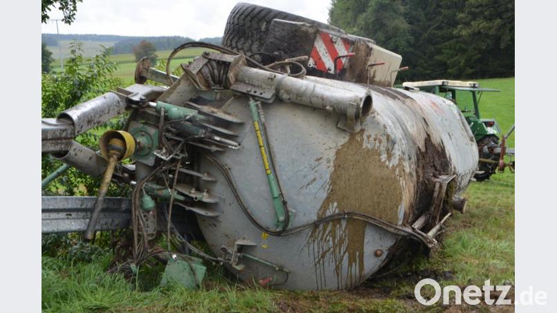 In Neumühle ist ein Traktor mit einem Gülleanhänger umgekippt. Bild: dob