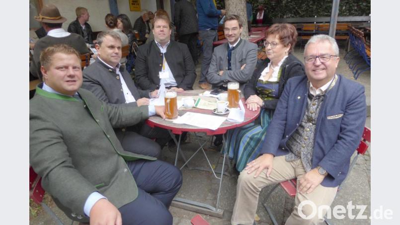 Prominenz bei der Eröffnung des Zoigltags (von links): Stefan Grünmeier, 2. Bürgermeister von Mitterteich, Karlheinz Budnik, Bürgermeister von Windischeschenbach, Bezirksheimatpfleger Tobias Appl, MdL Stephan Oetzinger, Bezirksrätin Brigitte Scharf und Bezirksrat Toni Dutz Bild: Schönberger, Ferdinand [fsb]