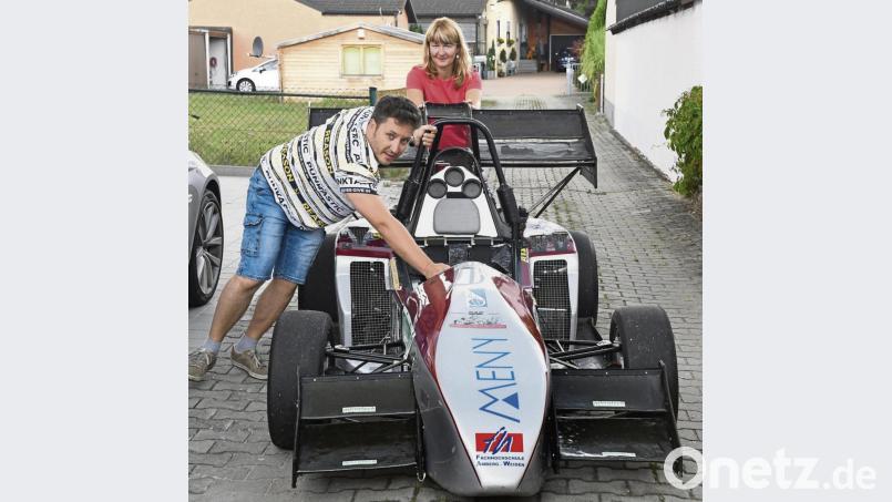 Beim Rangieren mit dem RS 52 Zuhause legen Tivadar Menyhart und seine Ehefrau Szilvia Baricza besser selbst Hand an. Bei laufendem Motor würden sich die Nachbarn bedanken, und einen Rückwärtsgang hat der Bolide auch nicht. Bild: Petra Hartl