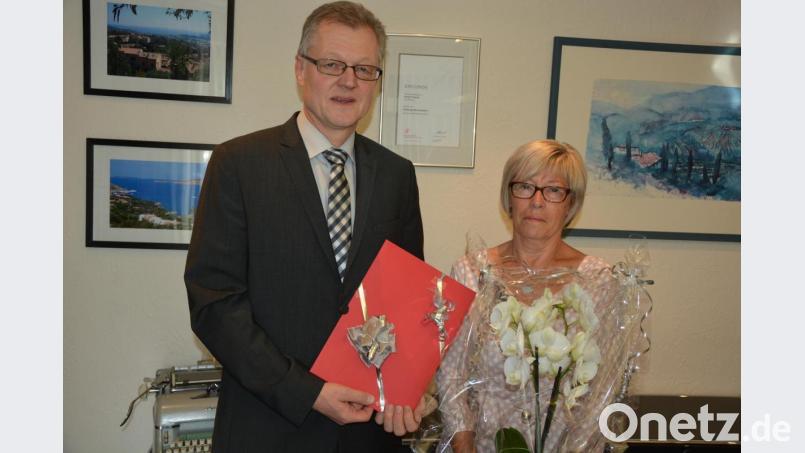 Brigitte Schröter war 46 Jahre lang in der Steuerkanzlei Freundl tätig. Gerhard Freundl dankte für das Engagement und überreichte zum Abschied Geschenke. Bild: jr