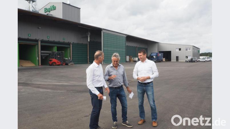 Vertriebschef Joachim Rauschert, Investor Martin Kiener und Betriebsleiter Christian Beer (von links) stellten das neue Baywa-Agrar-Kompetenzzentrum in Wernberg vor, das am Sonntag, 15. September, beim Tag der offenen Tür besichtigt werden kann. Bild: bl