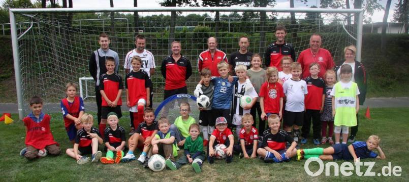 Reichlich zu tun hatte der Trainerstab um SpVgg-Vorsitzenden Alfred Klarner (Zweiter von rechts). Die Kinder hatten sichtlich Spaß. Bild: wro