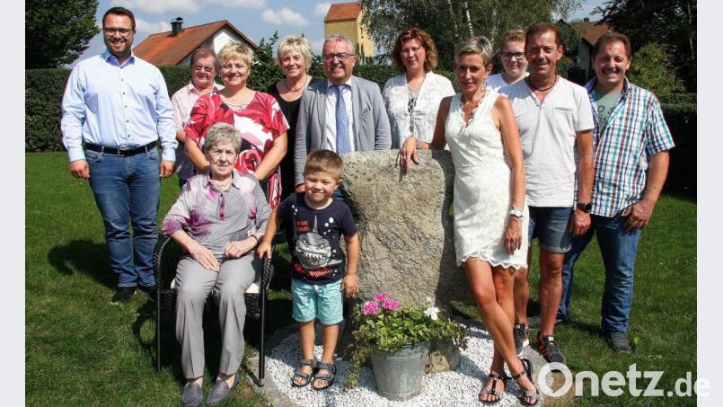 Erika Thoma (vorne links) feierte ihren 85. Geburtstag zu Hause. Sie freute sich über eine große Gratulantenschar, darunter auch Bürgermeister Toni Dutz (stehend, Fünfter von links) und Juliane Schaumberger (Zweite von links) vom Obst- und Gartenbauverein. Bild: wro