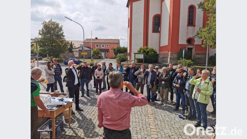 Zahlreiche Gäste, darunter auch regelmäßige Zoiglgänger aus den anderen Zoiglorten, nutzen den Tag, um unter freiem Himmel den Rebhuhnzoigl zu kosten. Bild: gz