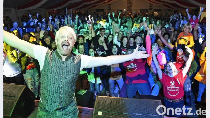 Das Zelt tobt: So feiert man Geburtstag! Zu seinem Zehnjährigen hatte der Heimat- und Kulturverein Ammerthal TV- und Schlagerstar Ross Antony für eine Schlager- und Oldie-Night verpflichtet. Bild: Petra Hartl