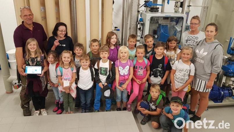 Mit den Kindern der Ferienbetreuung unternehmen Erzieherin Anni Hierold, Claudia Rappl und Praktikantin Vera Zimmermann eine Wasserwanderung. Wasserwart Johann Schnupfhagn von der Gemeinde erklärt den Mädchen und Buben den Weg des Trinkwassers. Bild: gi