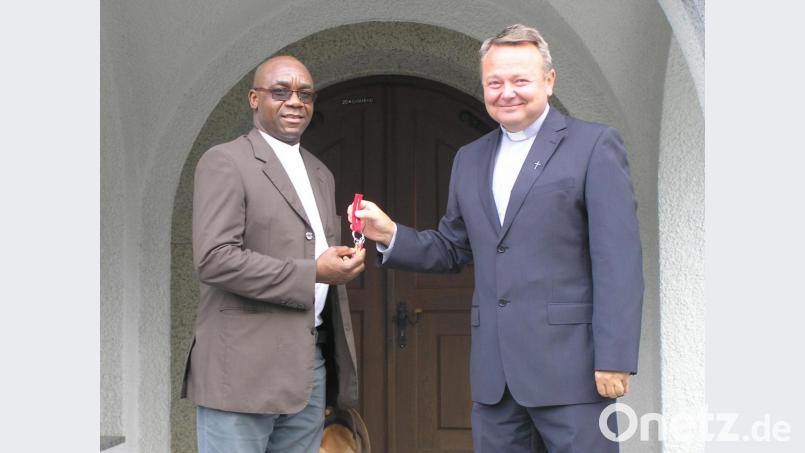 Bereits vor dem ersten Vorabendgottesdienst des neuen Geistlichen übergab Pfarrer Dr. Dr. Josef Waleszczuk (rechts) aus Pullenreuth den Schlüssel für das Pfarrhaus an Pfarrer Dr. Chinedu Paul Ezenwa. Bild: öt