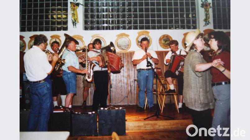 So fing es damals an: Die Gründungsmitglieder Gerhard Thurn (Dritter von rechts) und Alois Lindner (Vierter von rechts) musizierten zusammen mit anderen Musikanten im ganzen Landkreis, hier im alten Saal des Oberbibracher Schützenhauses aus dem Jahr 2000. Bild: edo
