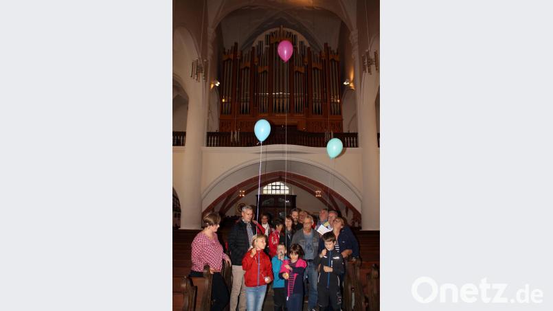 In der Michaelskirche lassen Kinder Ballons steigen, um die Höhe der Kirchendecke zu messen. Bild: R. Kreuzer