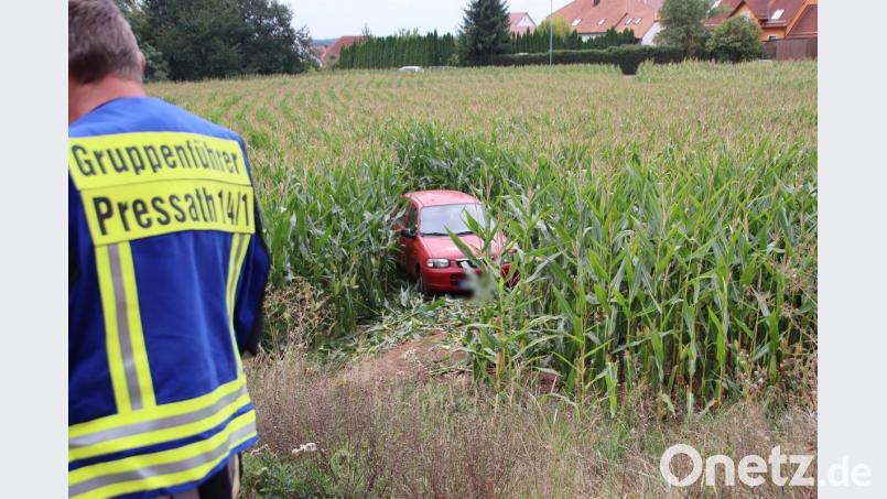 Der Suzuki rutscht nach einer Schleuderfahrt in ein Maisfeld. Bild: jma