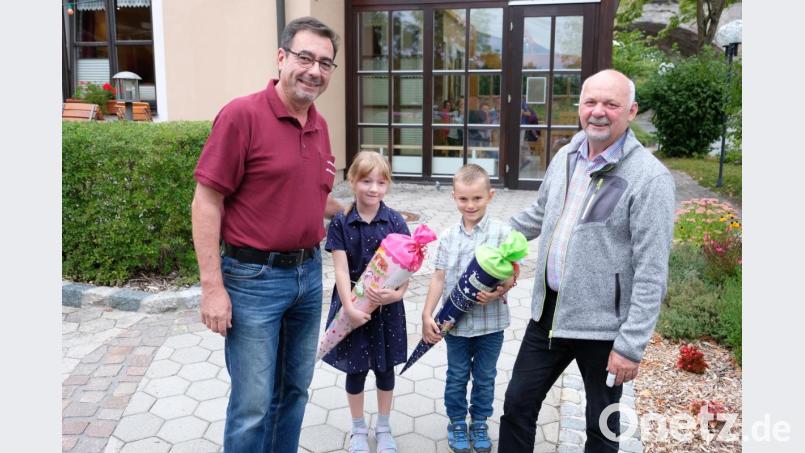 Mit den Abc-Schützen Mona Ianonne (Zweite von links) und Jonathan Friedrich (Zweiter von rechts) freuen sich Gerd Retzer (rechts) und Werner Meier auf die Einschulung. Bild: do