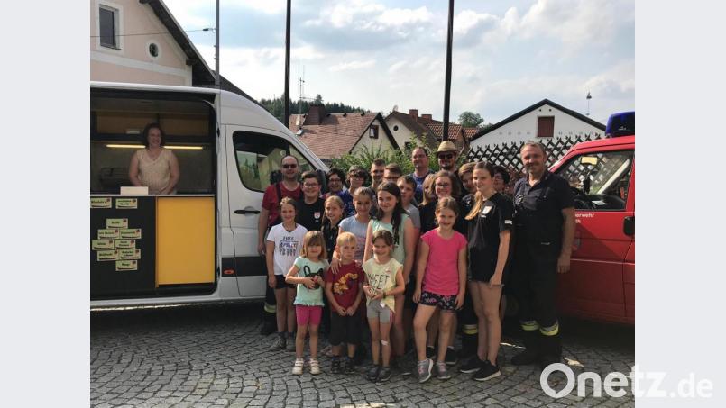 Die Kommandanten Gerhard Horn (re.) und Michael Knott (li) waren beim Ferienprogramm mit dabei, um den Kindern einiges aus dem Leben eines Feuerwehrmannes näher zu bringen. Bild: soj