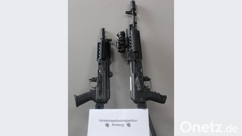 Bei einer Kontrolle im Bereich der Rastanlage Oberpfälzer (Illschwang/A6) stellte die Verkehrspolizei diese beiden täuschend echt aussehenden Maschinenpistolen sicher. Vermutlich handelt es sich hier um um Gotcha-Waffen. Bild: exb/VPI Amberg