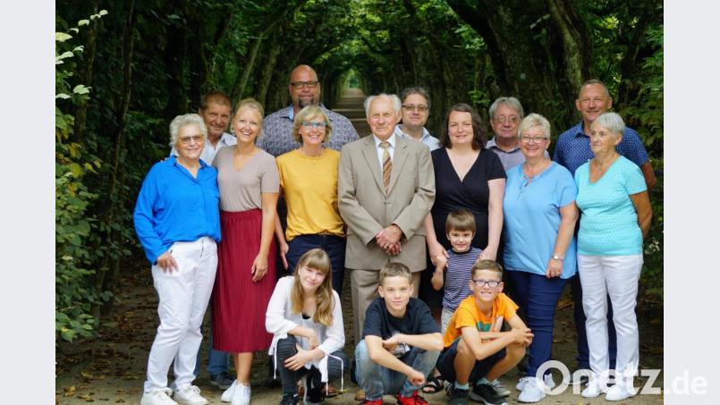 „Er ist der totale Familienmensch, dem die Familie über alles geht“, so Sohn Thomas. Im Kreise der Familie fühlt sich Hans Stock (Mitte) sichtlich wohl. Bild: hai