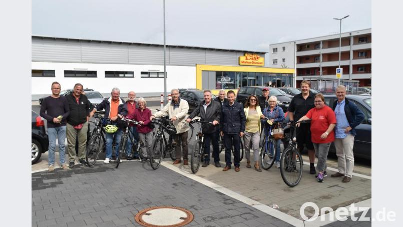 Grün und eine Überquerungshilfe wünschen sich die Teilnehmer der SPD- Radtour am Parkplatz der "Neuen Mitte Hammerweg". Links Ortsvorsitzender Josef Lingl. Bild: hcz