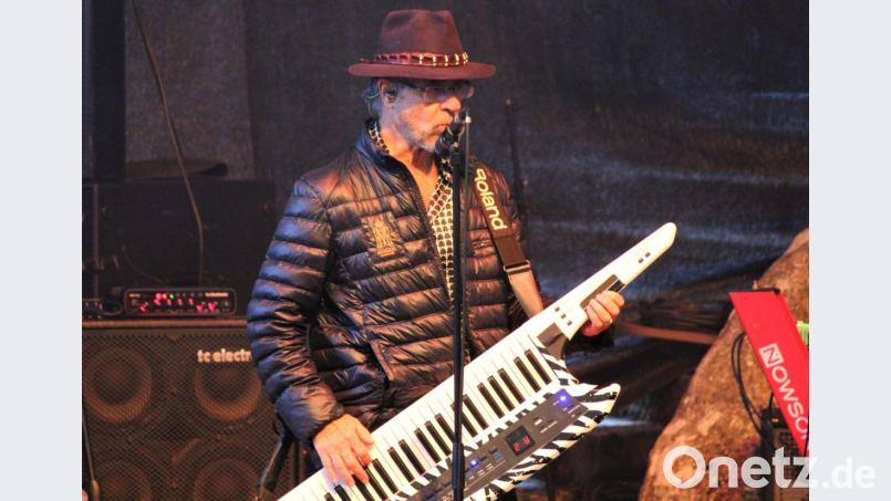 Mittlerweile ist Manfred Mann fast 79 Jahre alt, seine Musik lockte gut 1700 Besucher auf die Luisenburg. Bild: Holger Stiegler