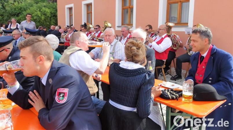 Die Gäste feierten rund um den Marktbrunnen. Bild: hl