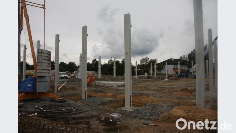 Von der Brandruine ist nichts mehr zu sehen. Erste Teile des Neubaus ragen aus dem Boden. Bild: wro