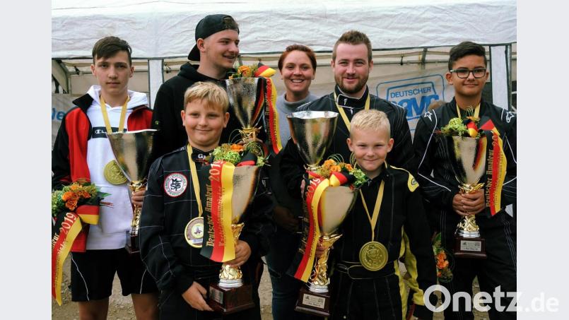 Die neuen deutschen Amateur-Kart-Slalom-Meister: (hinten von links) Ernest Kinikeev (MSCMamming), Marcel Zynda (MSF Tiefenbach), die NAC-Vorsitzende Anja Gebhard, Michael Eidenschink (NAC Amberg) und Luca Gentile (AC Gunzenhausen), vorne Julian Wimmer (MSF Piegendorf) und Manuel Scherer (NAC Amberg). Bild: gf