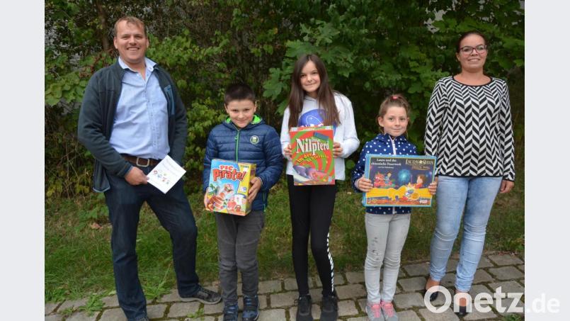 Johannes Männer, (Zweiter von links), Franziska Männer (Mitte) und Julia Gleißner (Zweite von rechts) sind die drei Hauptgewinner beim Gemeinderätsel 2019. Es gratulierten die Jugendbeauftragten Martin Teubner und Tanja Wettinger. Bild: jr