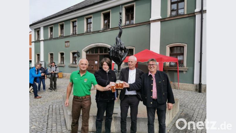 Bürgermeister Reiner Gäbl (von rechts) kümmert sich um die Bewirtung, Bildhauer Harald Bäumler und Zoiglbotschafter Norbert Neugirg erinnerten an die Geschichte und Gemeindevorarbeiter Anton Hochwart sorgt reichlich für Biernachschub. Bild: gz