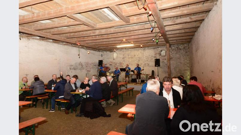 Die Besucherzahlen hielten sich beim Aufakt des 34. Unterwildenauer Schlossfestes mit den "Wülnauer Musikanten" in der Scheune des Schlosses in Grenzen. Bild: bey