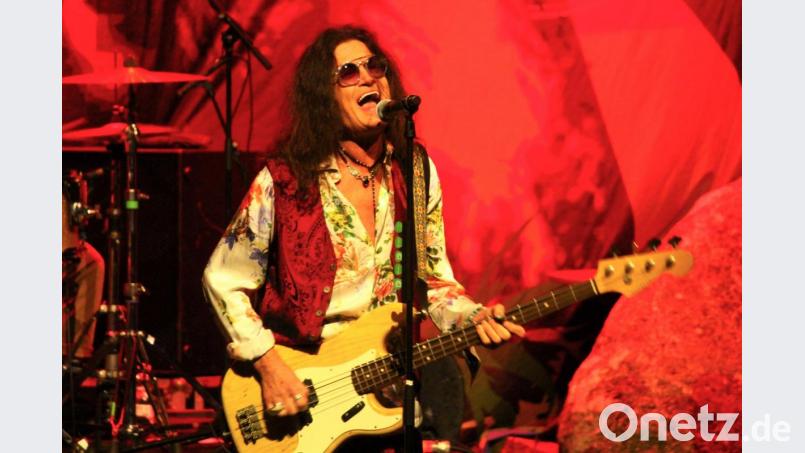 Mit Glenn Hughes stand ein ehemaliger Bassist und Sänger der Band „Deep Purple“ auf der Luisenburg-Bühne: Er ließ viele Klassiker der Rock-Formation aufleben. Bild: Holger Stiegler