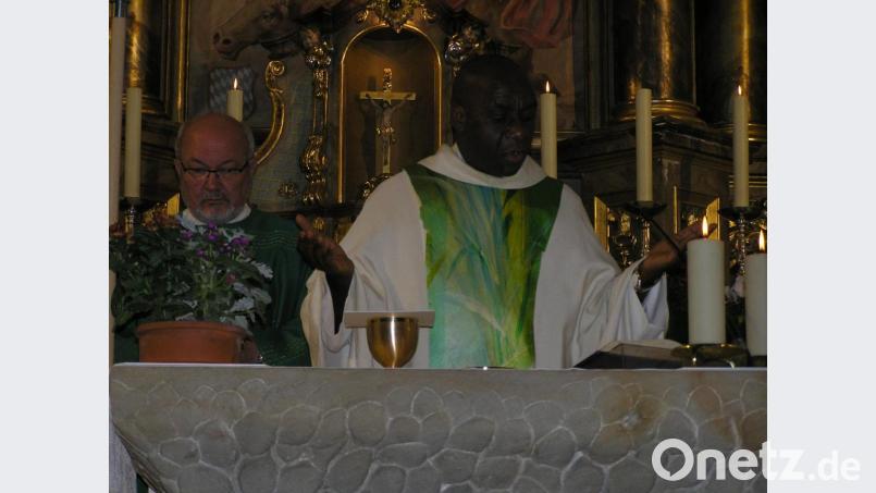 Gemeinsam mit Diakon Harald Schraml (links) zelebrierte Pfarrer Dr. Chinedu Paul Ezenwa seinen ersten Gottesdienst in der Pfarrkirche von Neusorg. Bild: öt
