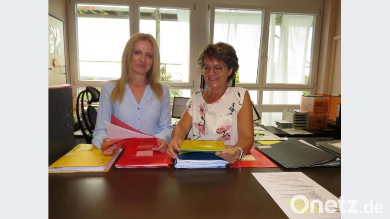 Die neue Rektorin, Sabine Graser (links), hat mit Schulsekretärin Manuela Meyer-Dorn eine Menge zu besprechen. Sie nutzt die Tage vor Schulbeginn, um sich in ihrem neuen Umfeld einzurichten. Bild: ubb