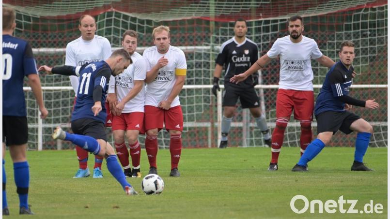 Paulsdorfs Kapitän Tobias Scherm (links) drischt hier einen Freistoß in die Mauer des SV Sorghof. Bild: ref